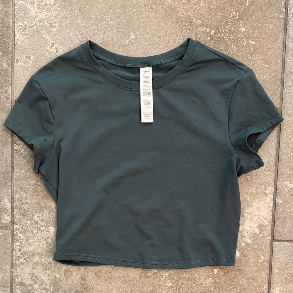 NWOT-ALO Yoga Short Sleeve Cropped Tee in Deep Teal Sz Small